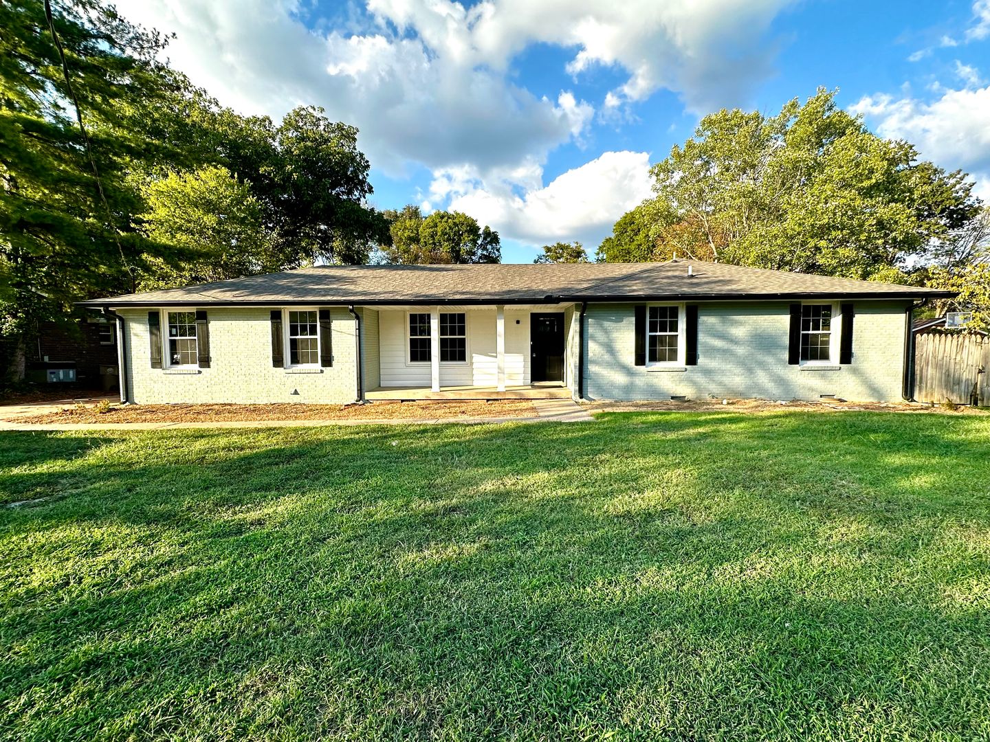 Hendersonville House: 102 Dillon Drive