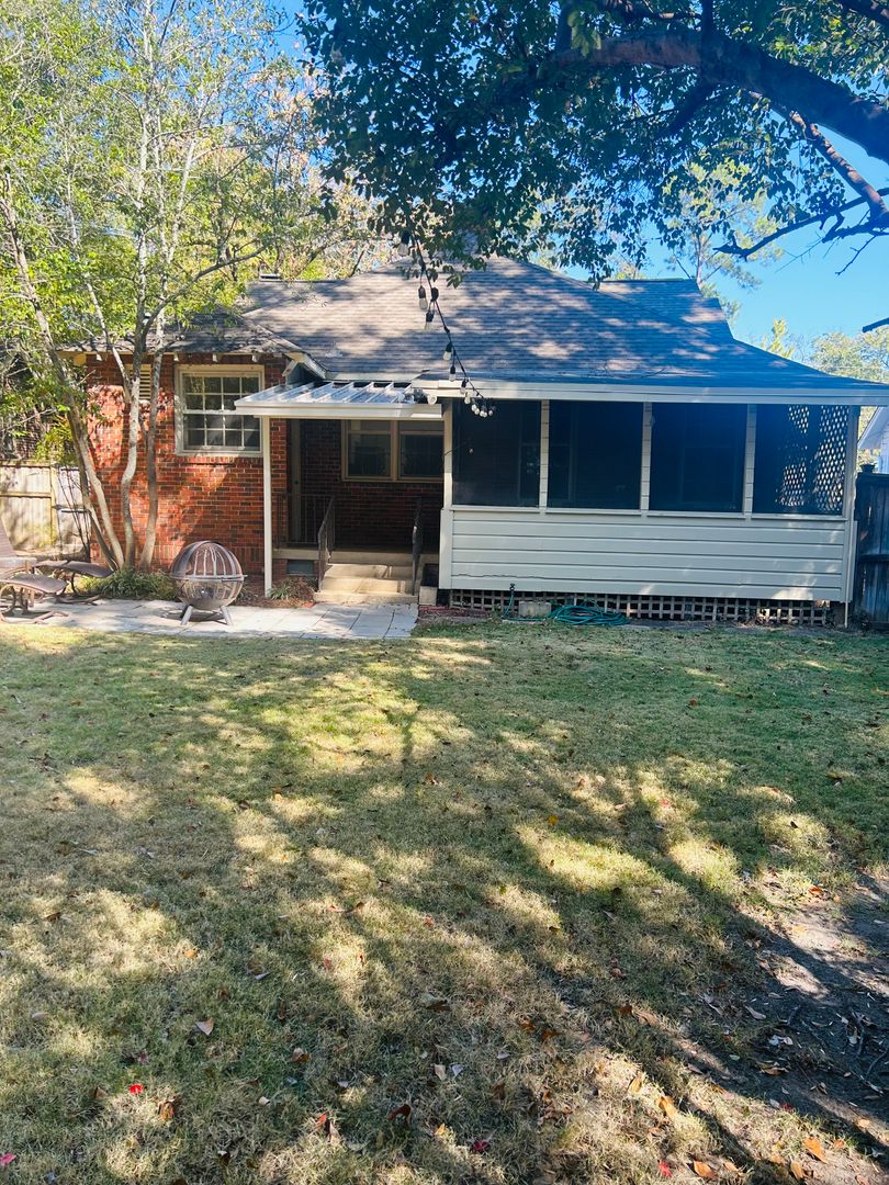 Montgomery House: 428 Thorn Place