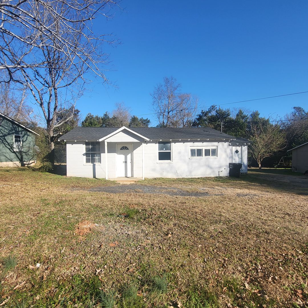 EAST DUBLIN House: 111 CIRCLE DR