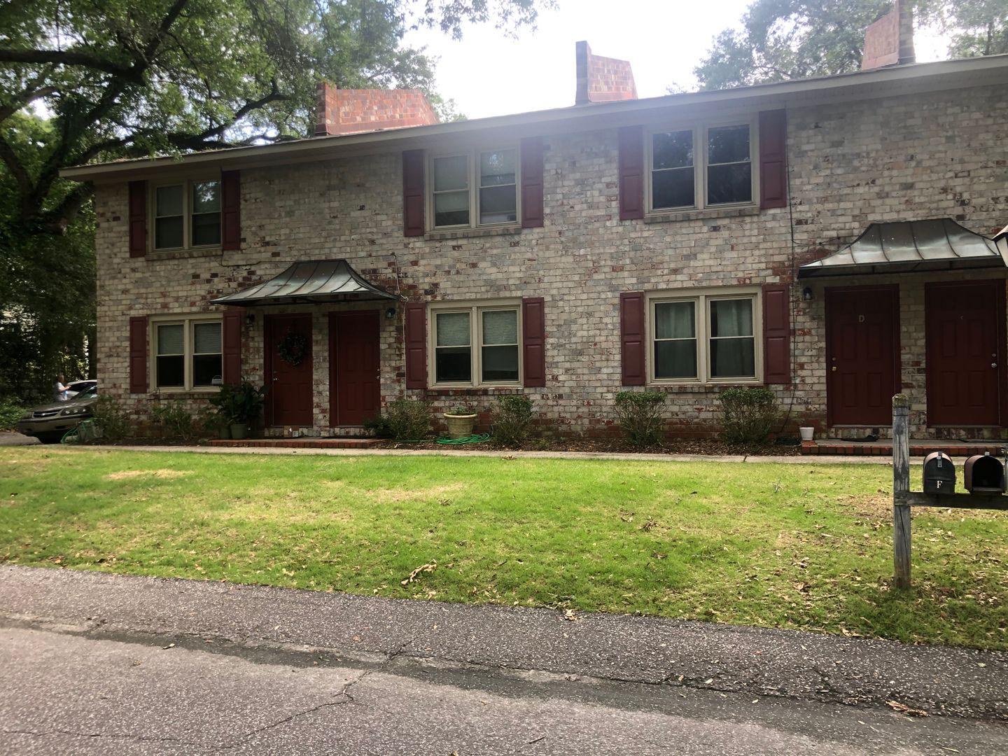 Summerville Apartment: 107 W Richland St