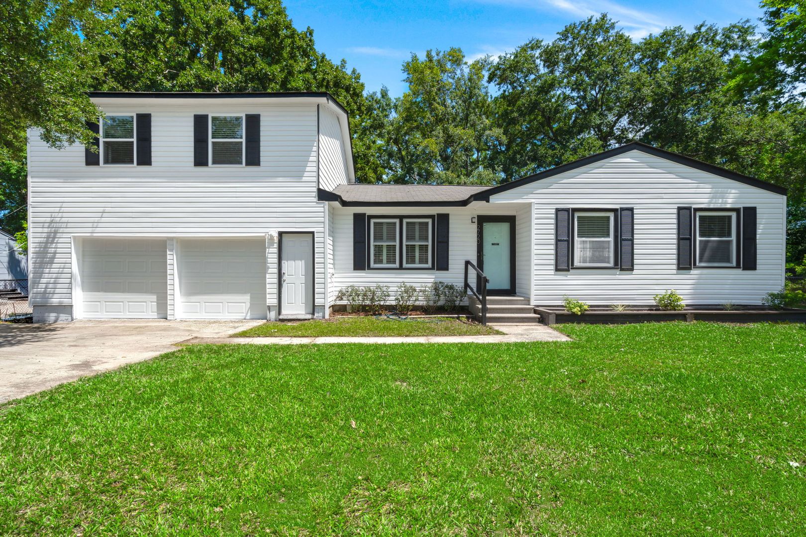 North Charleston House: 2720 N Oakridge Circle