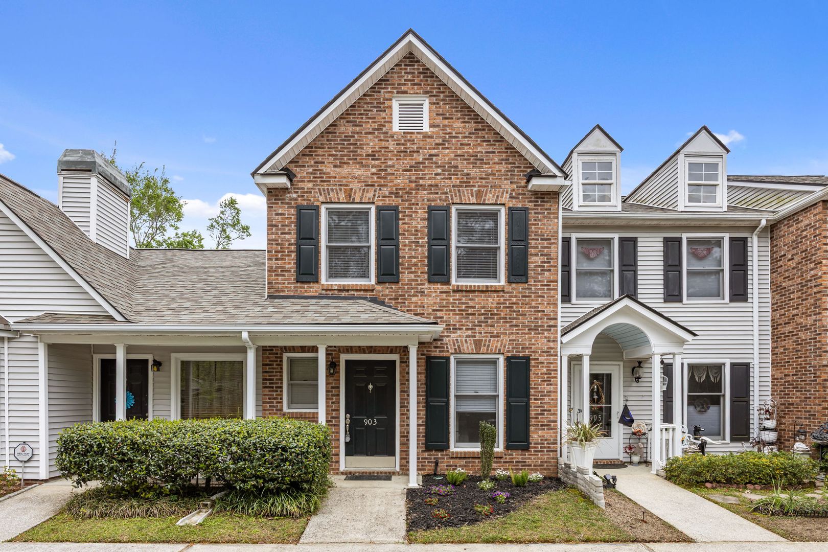 Summerville House: 903 Reserve Way