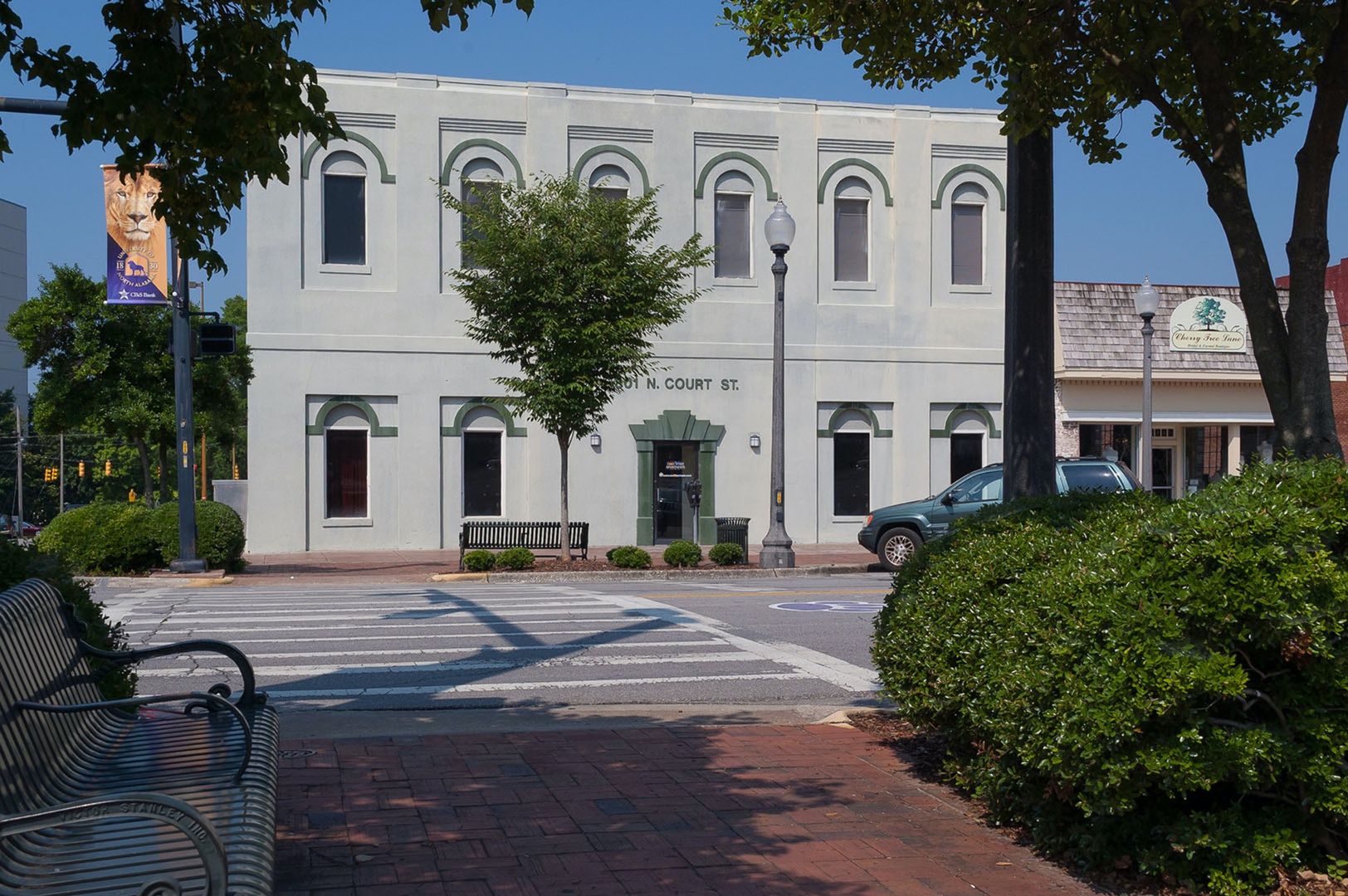 Florence Apartment: 301 N Court St