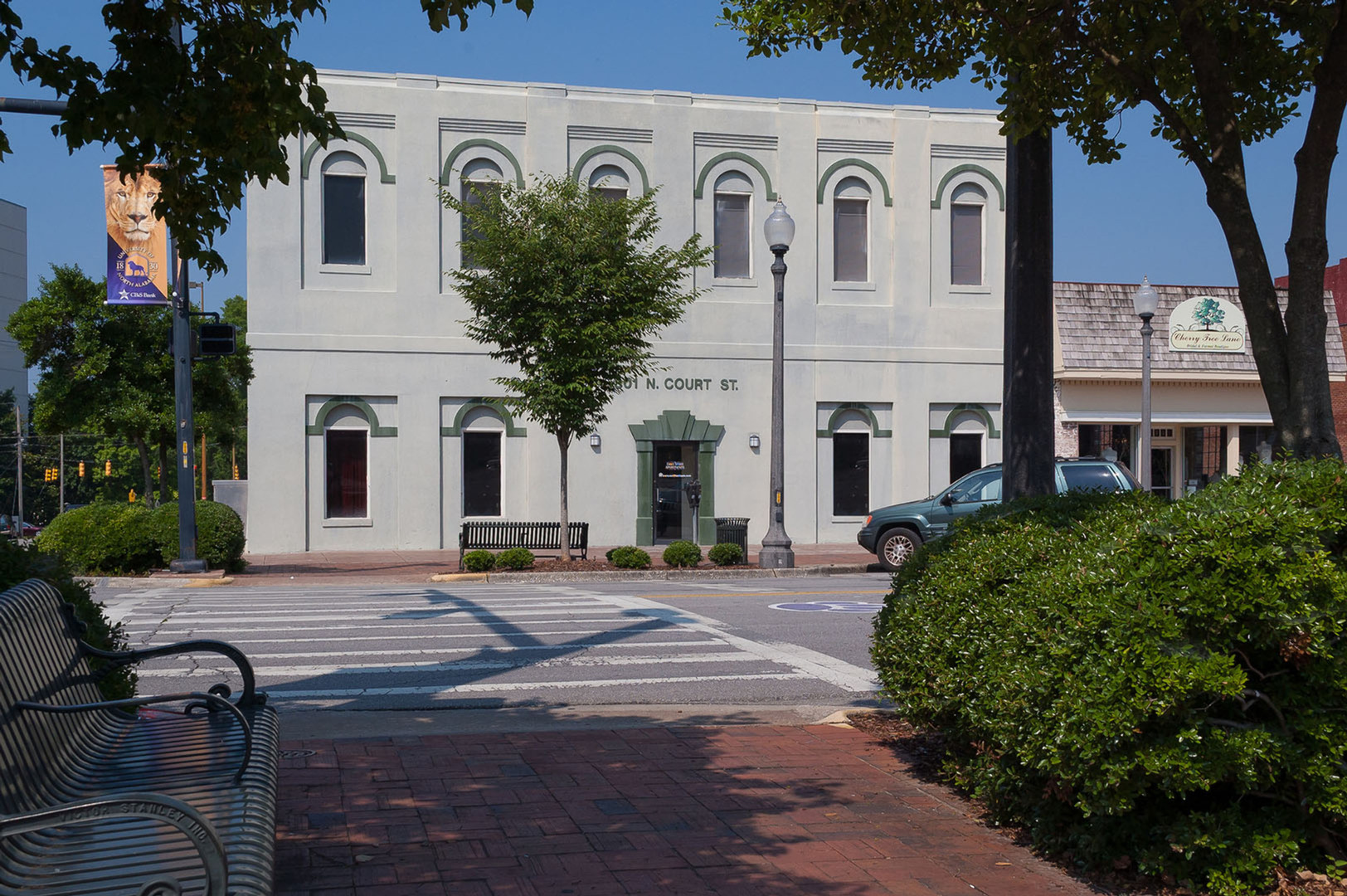 Florence Apartment: 301 N Court St