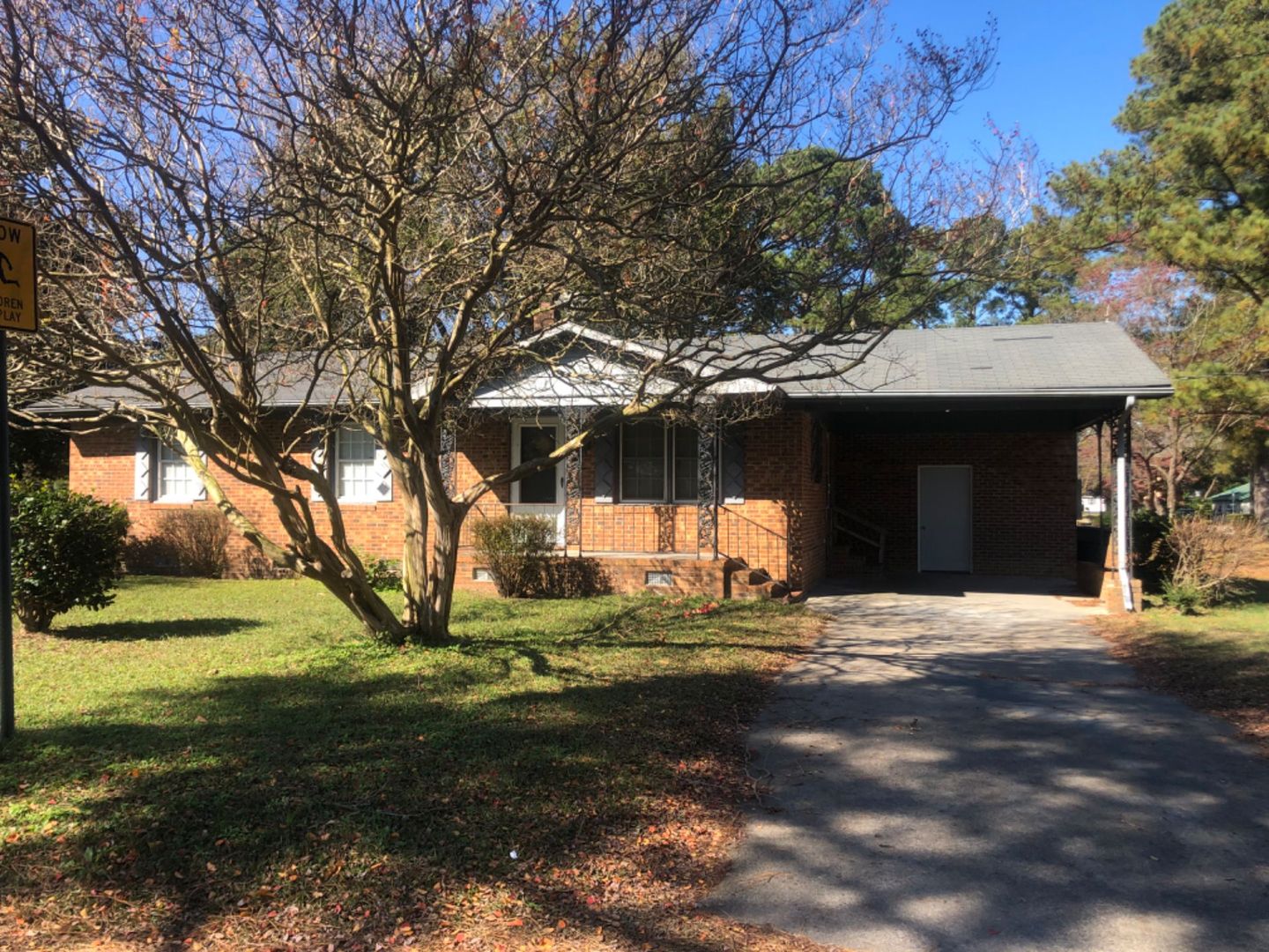 Clinton House: 400 W Boney Street