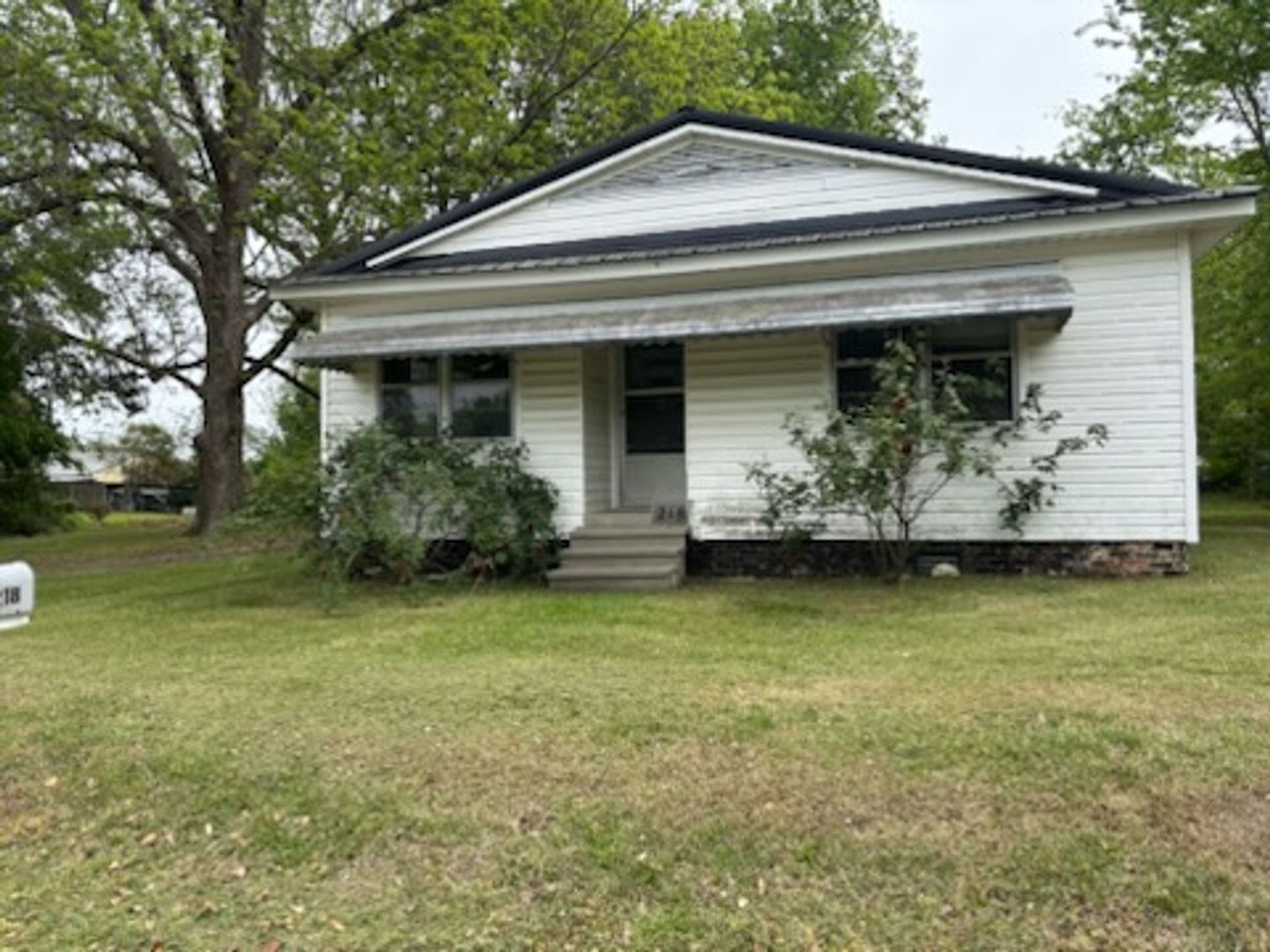 Clinton House: 218 W Powell Street