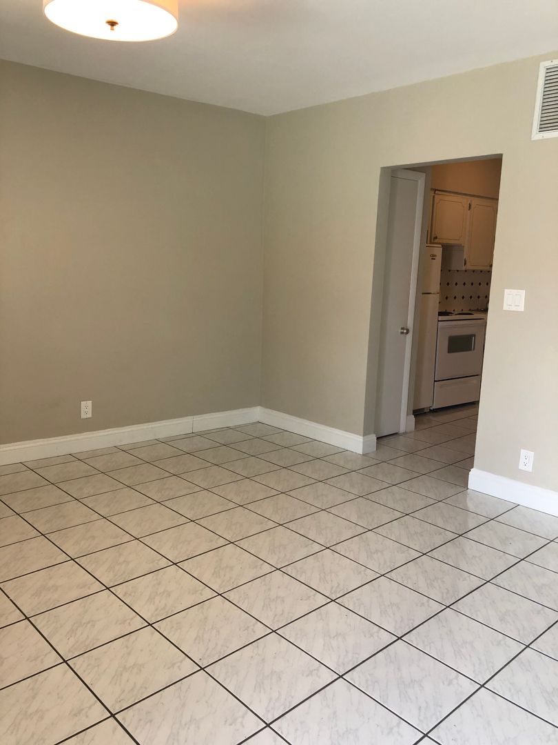 Pompano Beach Apartment: 2205 SE 7th ST