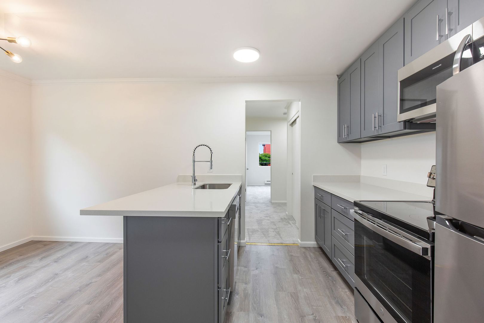 SEATTLE Apartment: 2850 15TH AVE W