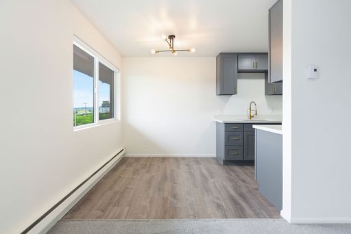 Luxury Queen Anne 1 Bedroom Unit with Balcony – photo 1