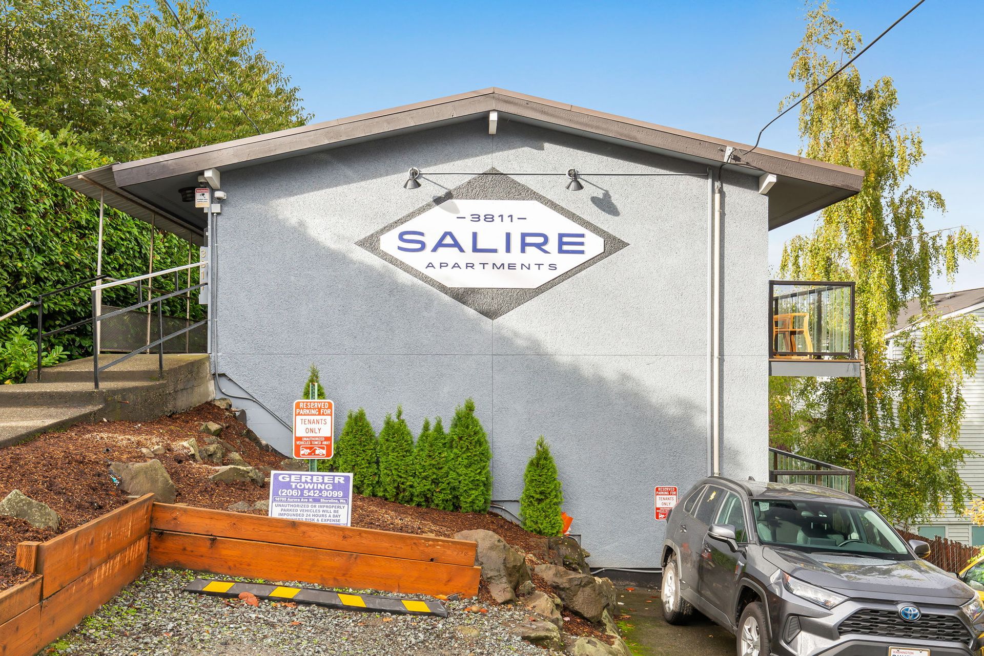 Seattle Apartment: 3811 13th Ave W