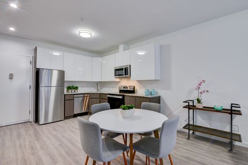 New Building! Beautiful 1 Bedroom! – photo 1