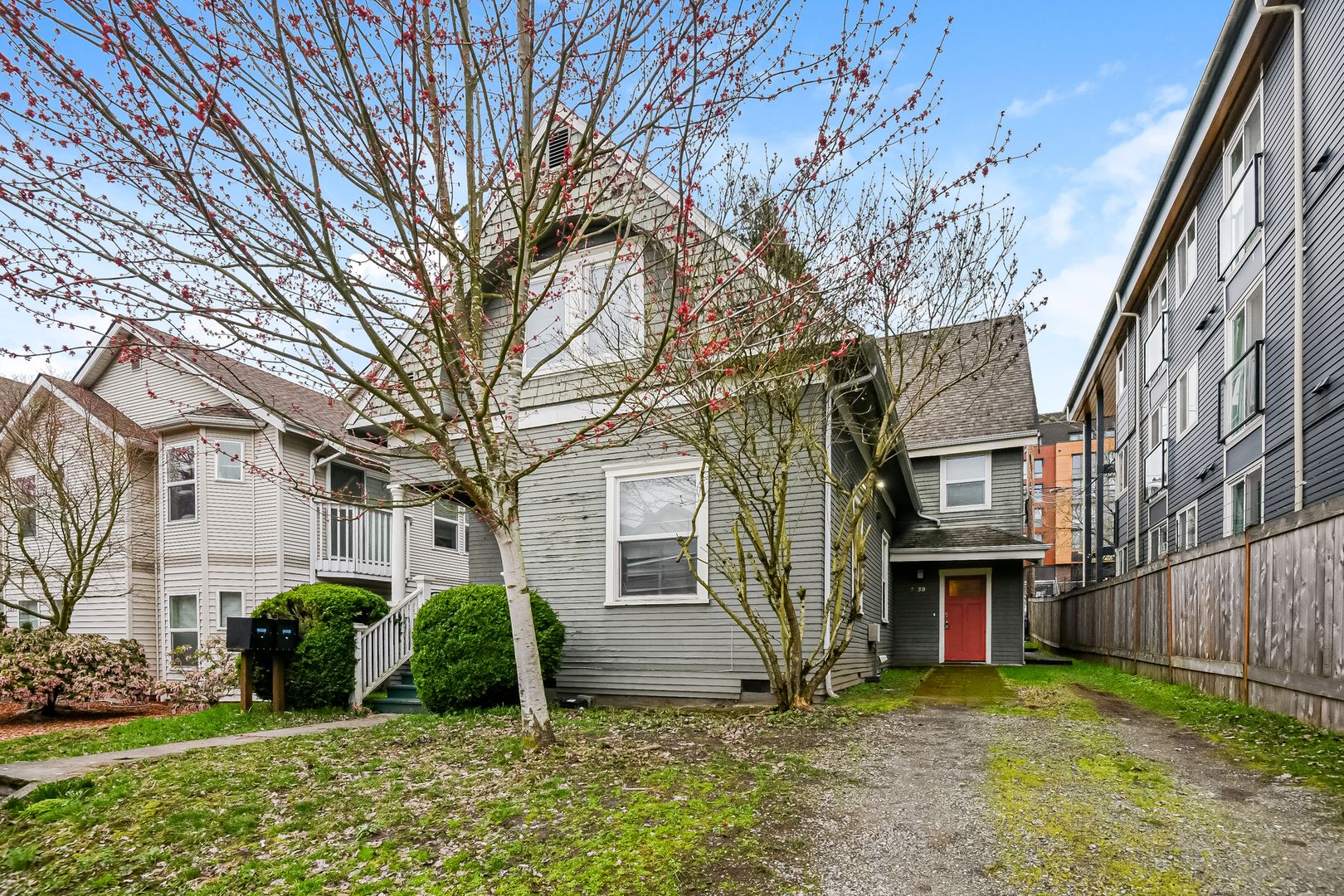 Seattle Multiplex: 5250 - 5252 Brooklyn Ave. N. - 5250