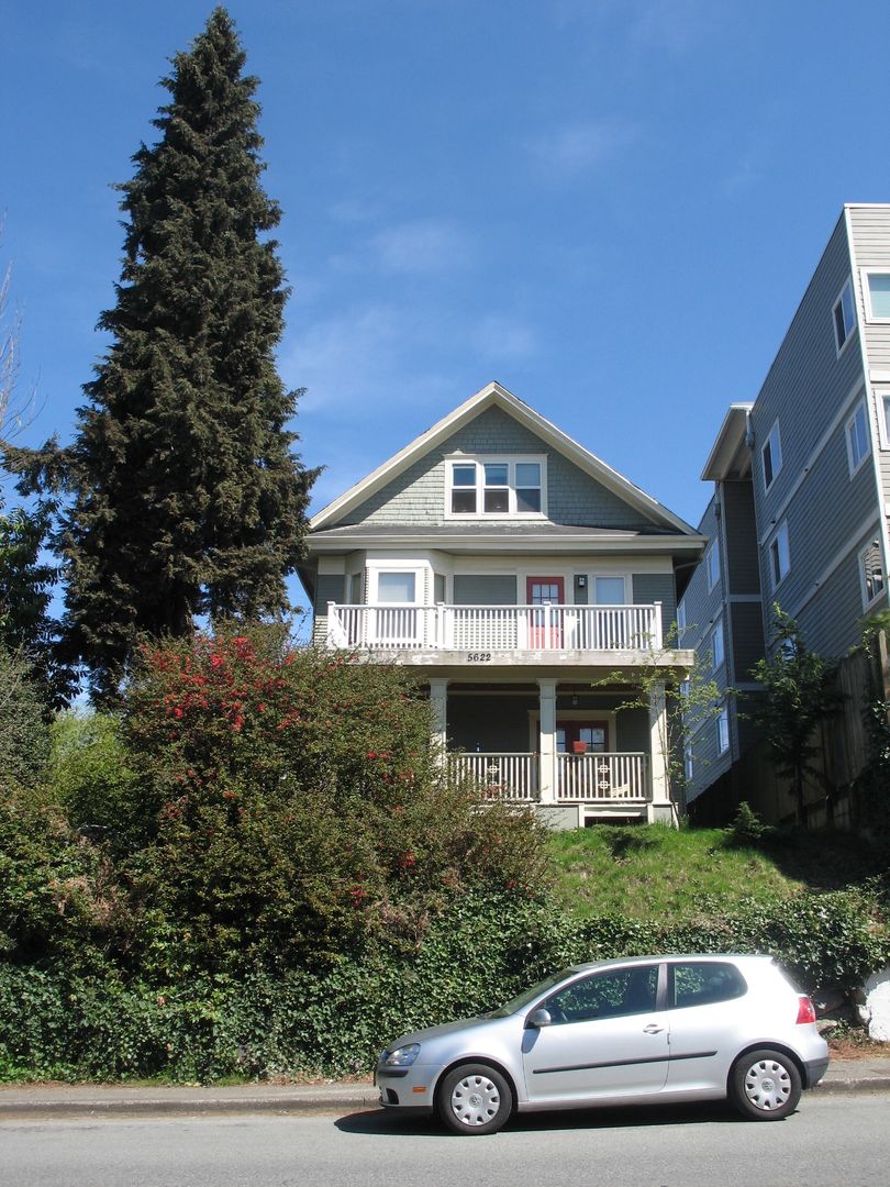 Seattle Multiplex: 5622 15th Ave. NE - Unit A