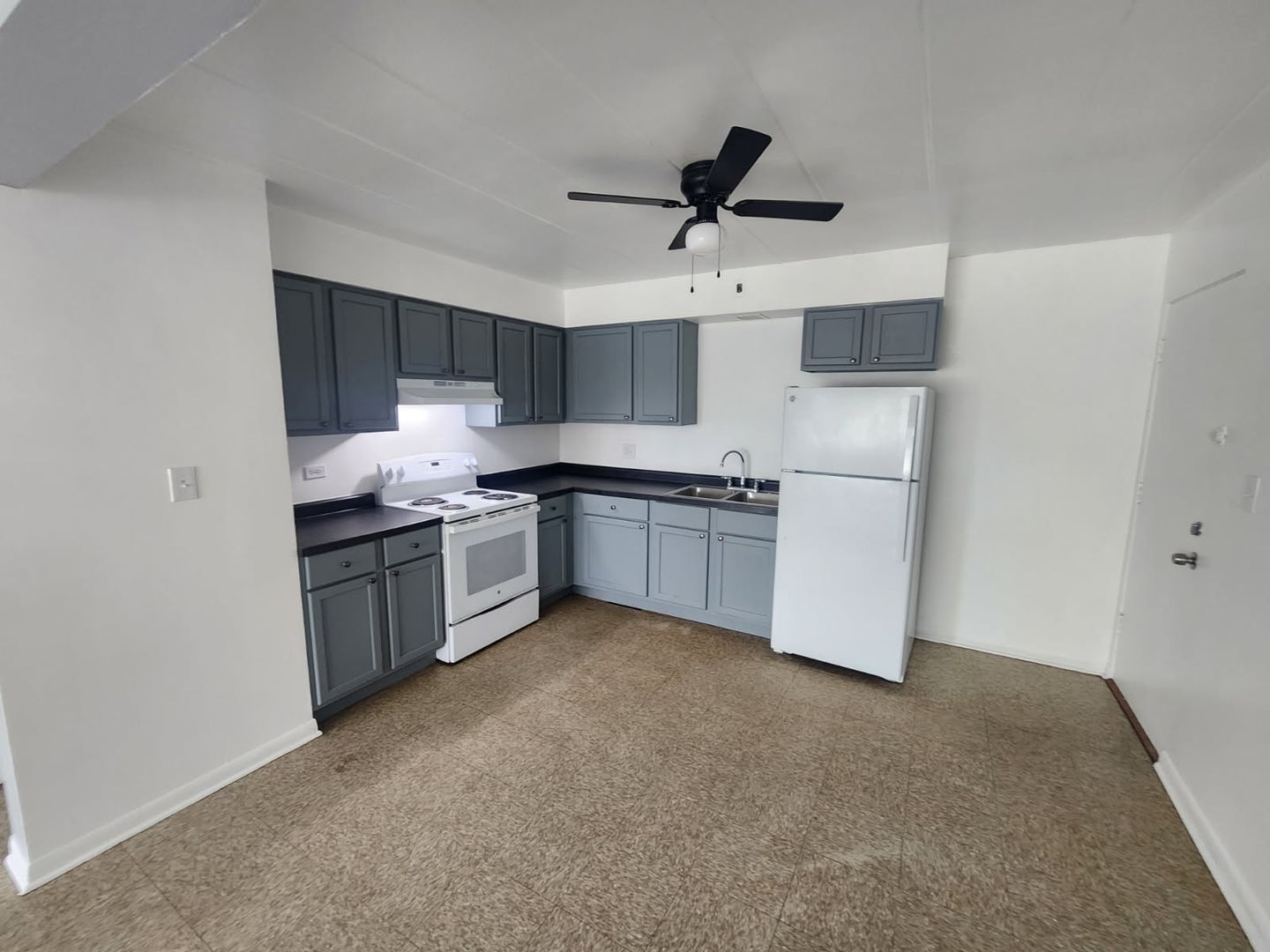 Broadview Apartment: 901-907 W. Cermak Rd.