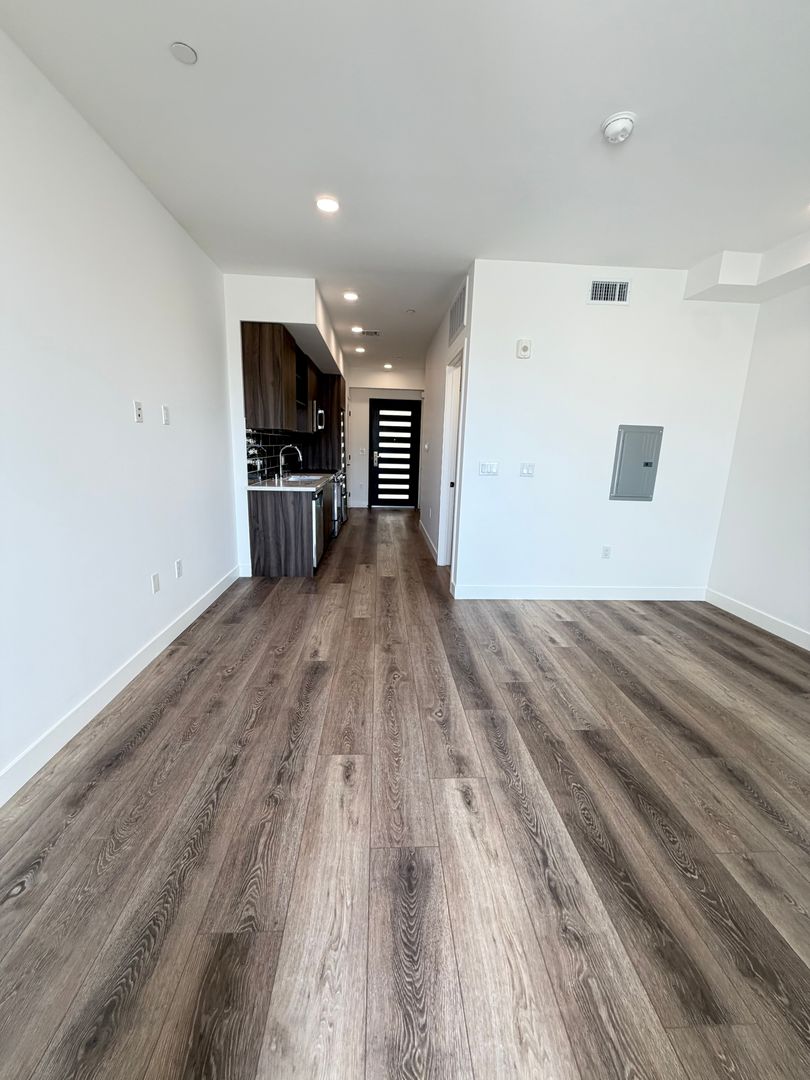 Los Angeles Apartment: 3550 Overland Ave