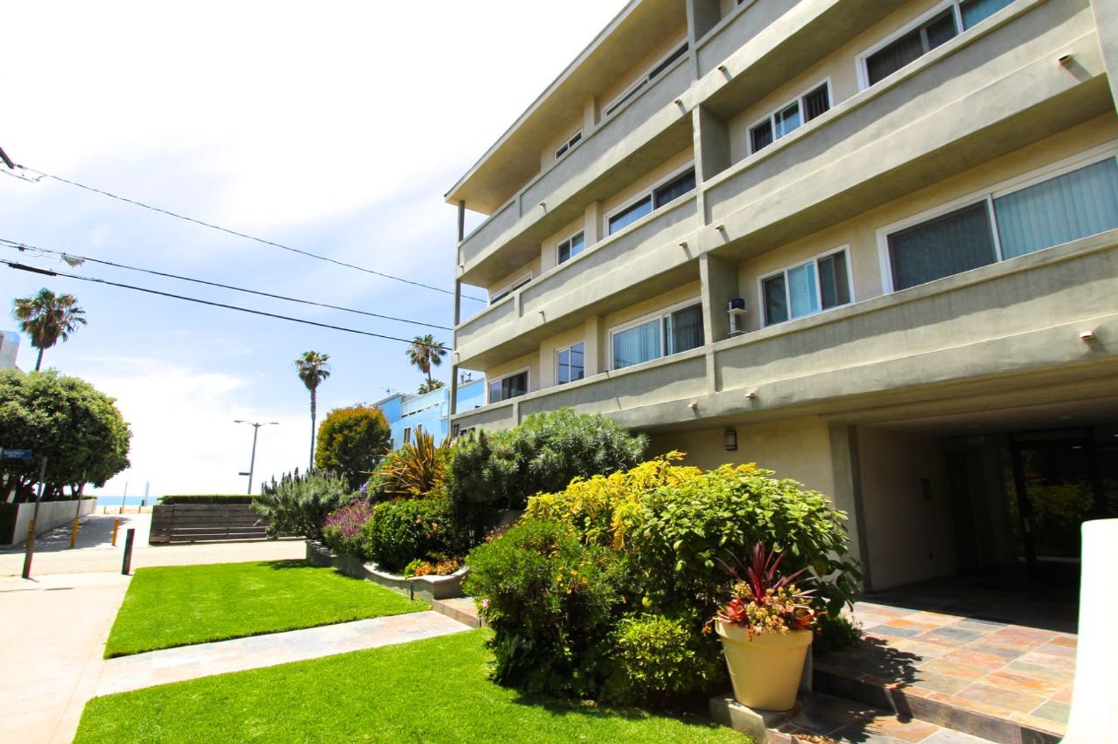 Venice Apartment: 17 28th Ave.,