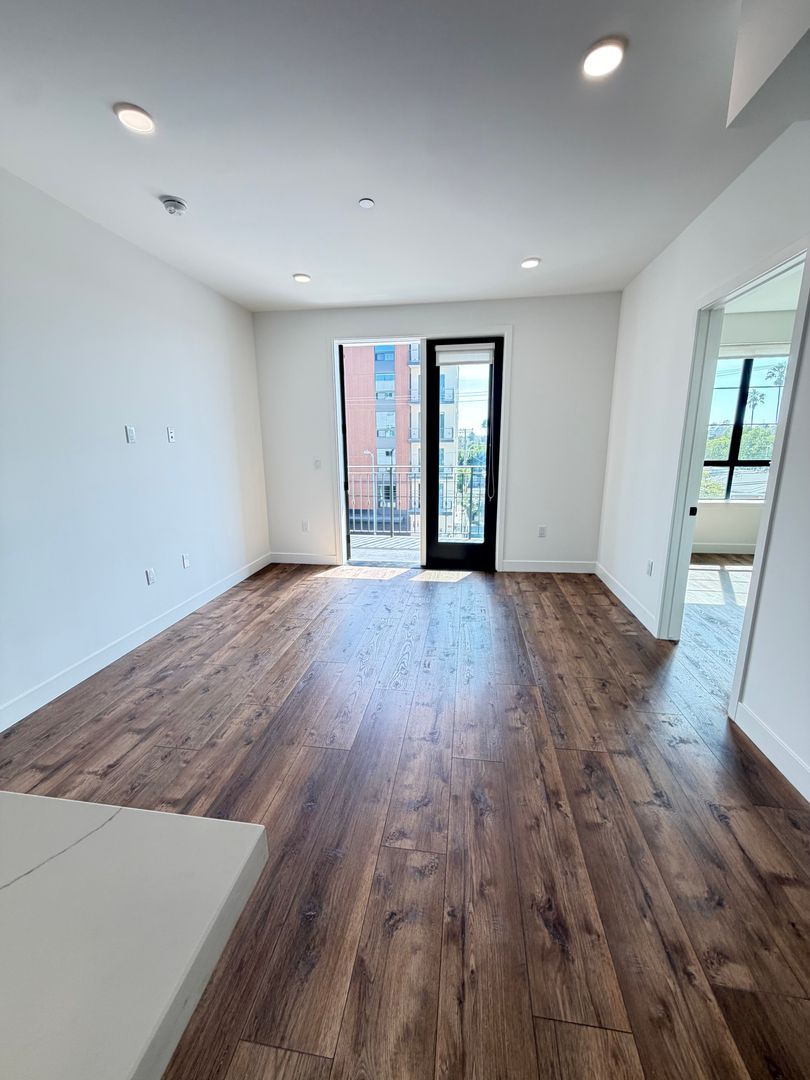 Los Angeles Apartment: 3550 Overland Ave