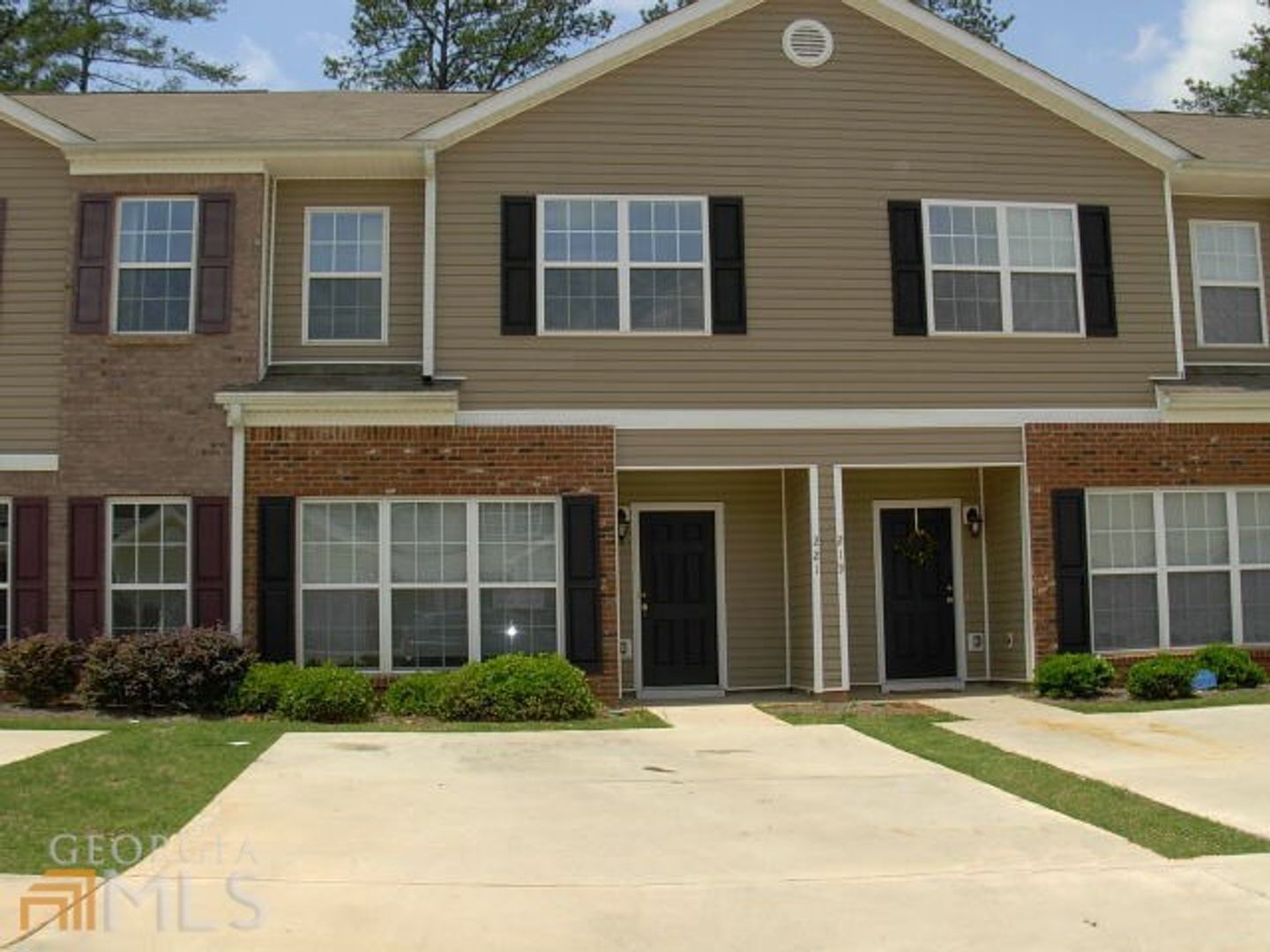 Riverdale Townhome: 221 Shenendoah Dr