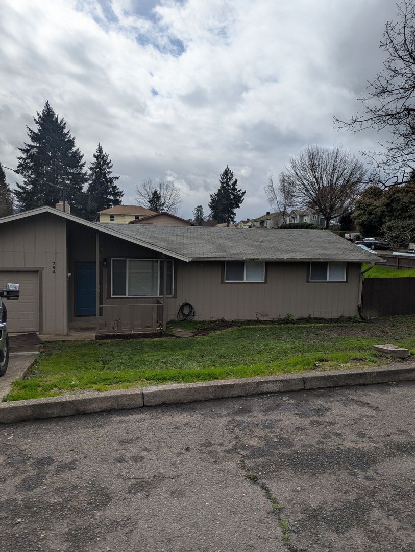 Myrtle Creek House: 794 NE Craig St