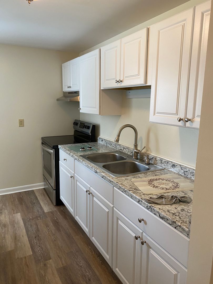 Nichols Manor Apartments (fka: Gaslight Square Apartments)