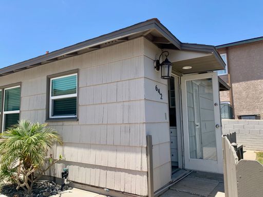 **Move-In Special: 4 Weeks Free Rent** 1-Bedroom Cottage-Like Beach Unit With Yard, Just Steps From Beach!!! – photo 1
