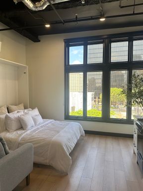 1 MONTH FREE! Modern Studio with High Ceilings and City Views! – photo 1
