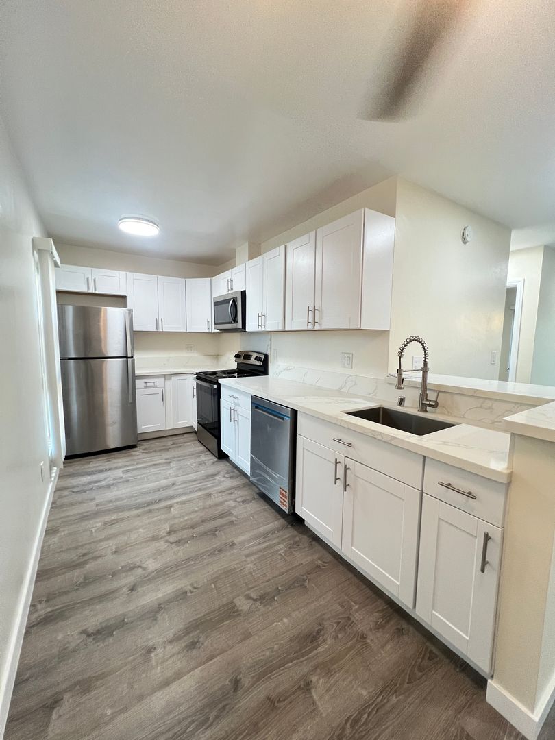 San Diego Apartment: 1707 Chalcedony Street