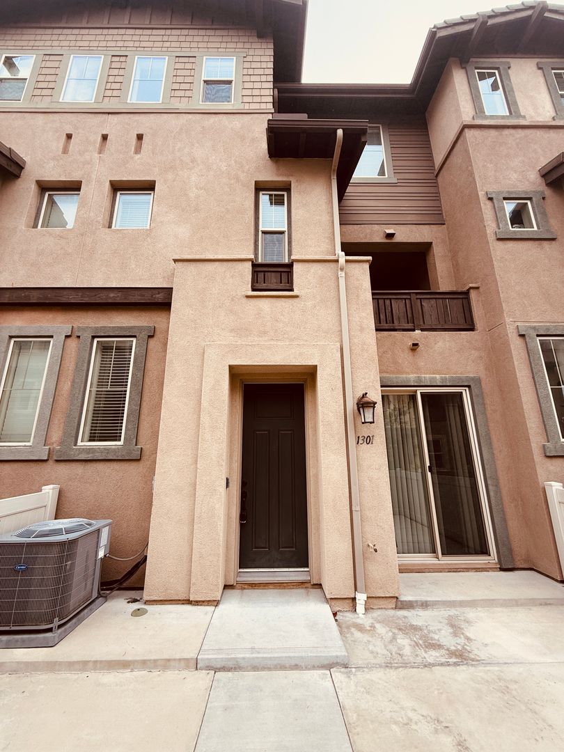 Oceanside Townhome: 1301 Via Lucero