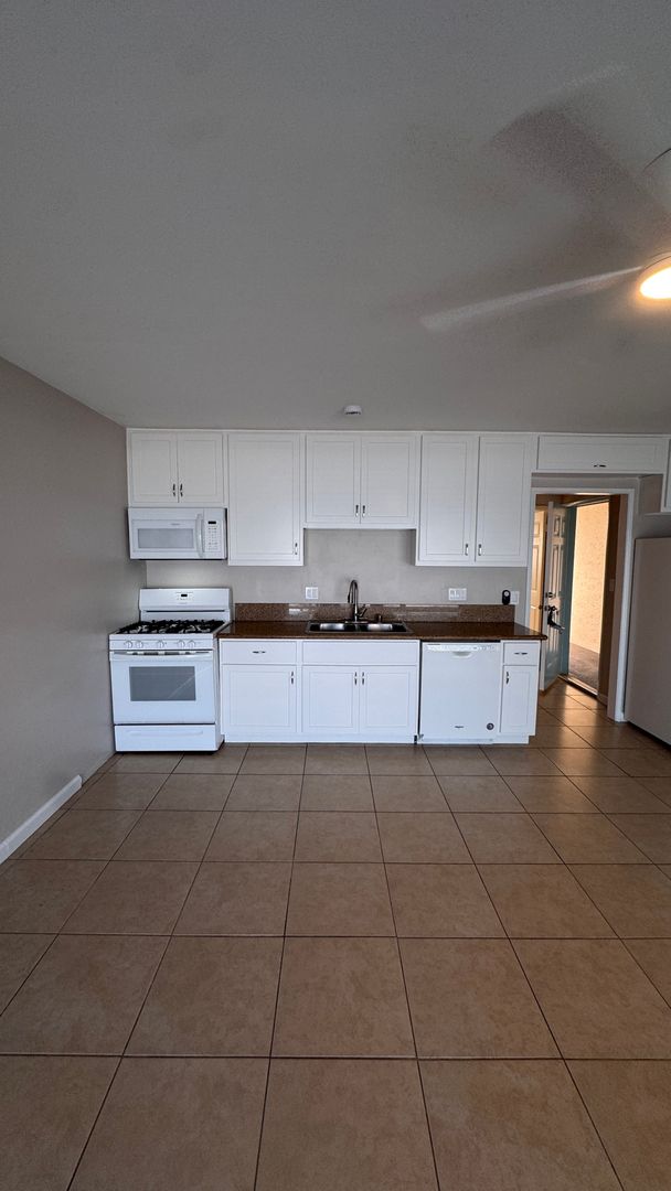 Imperial Beach Apartment: 642 Ocean Lane