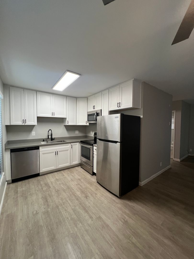 San Diego Apartment: 1727 Chalcedony Street