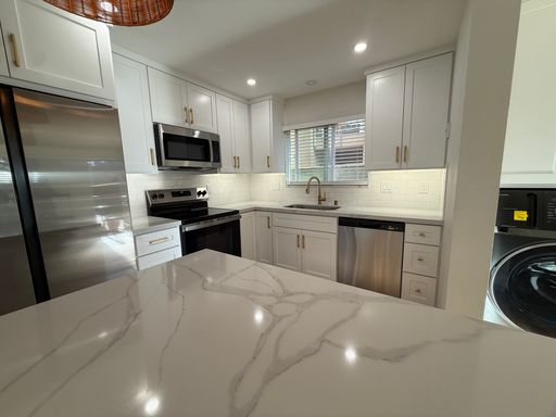 Fully Remodeled Apartment with Designer Finishes & In-Unit Laundry – photo 1