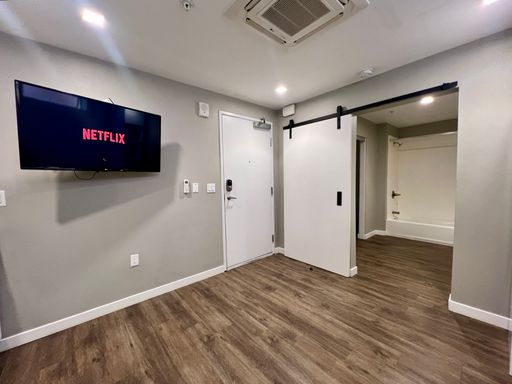 UNFURNISHED - Cozy Studio with a Big Bathroom! Ask about Move In Specials! – photo 1