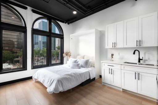 1 MONTH FREE! 4th Floor Modern Studio with High Ceilings and Stunning City Views! – photo 1
