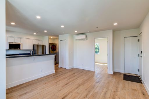 ****PREMIUM TOP FLOOR UNIT WITH MOUNTAIN AND CITY VIEWS. LARGE OUTDOOR BALCONY**** – photo 1