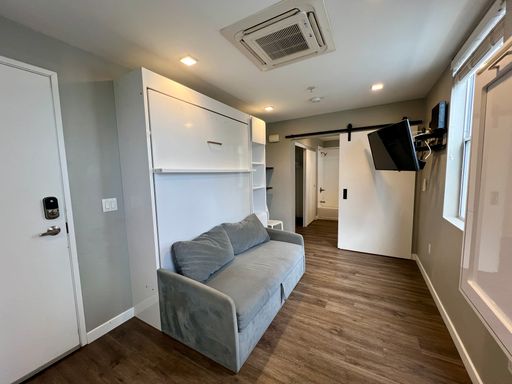 Gorgeous Studio in the Heart Of Downtown San Diego! Ask about Move In Specials! – photo 1