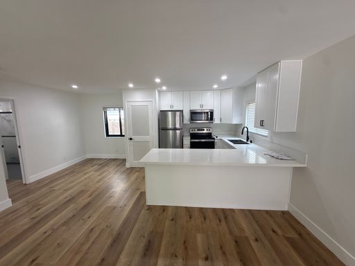 **Move-In Special: 4 Weeks Free Rent** Remodeled Boutique Complex – photo 1