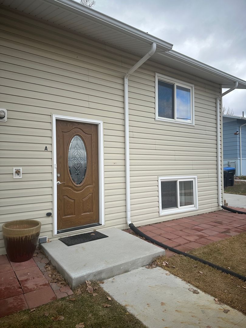 Green River Apartment: 380 Shoshone Ave