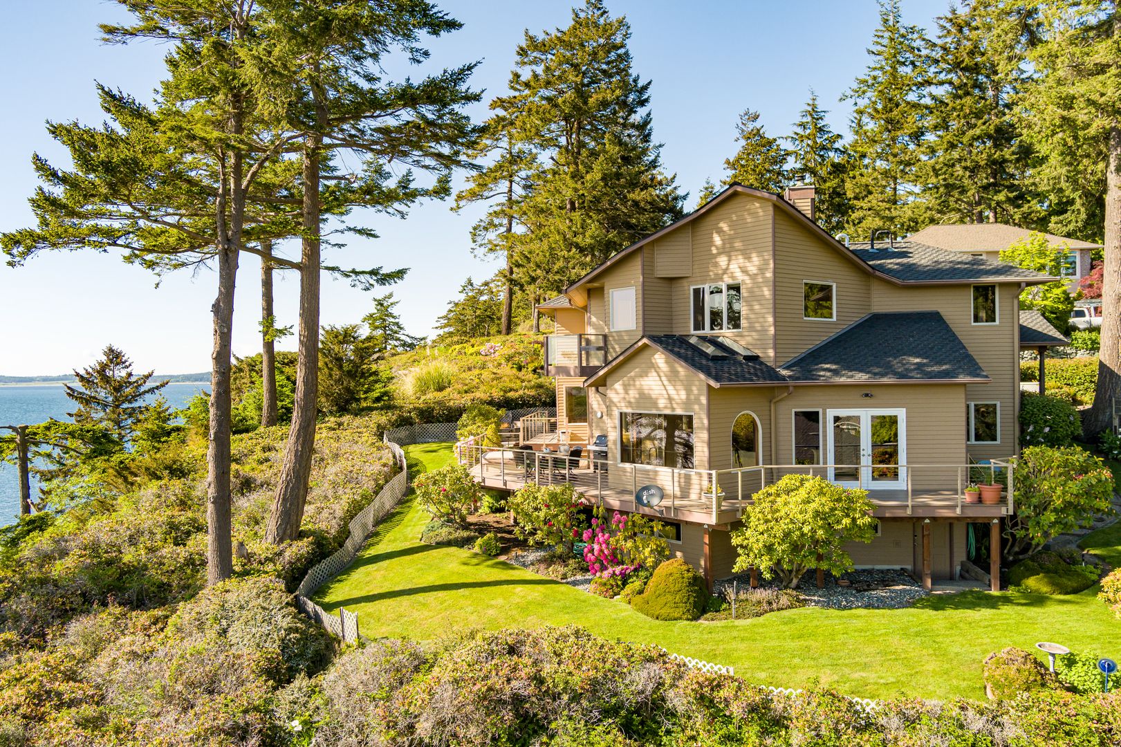 One Acre of Gorgeous Views and a Spacious and Private Home in Coupeville!