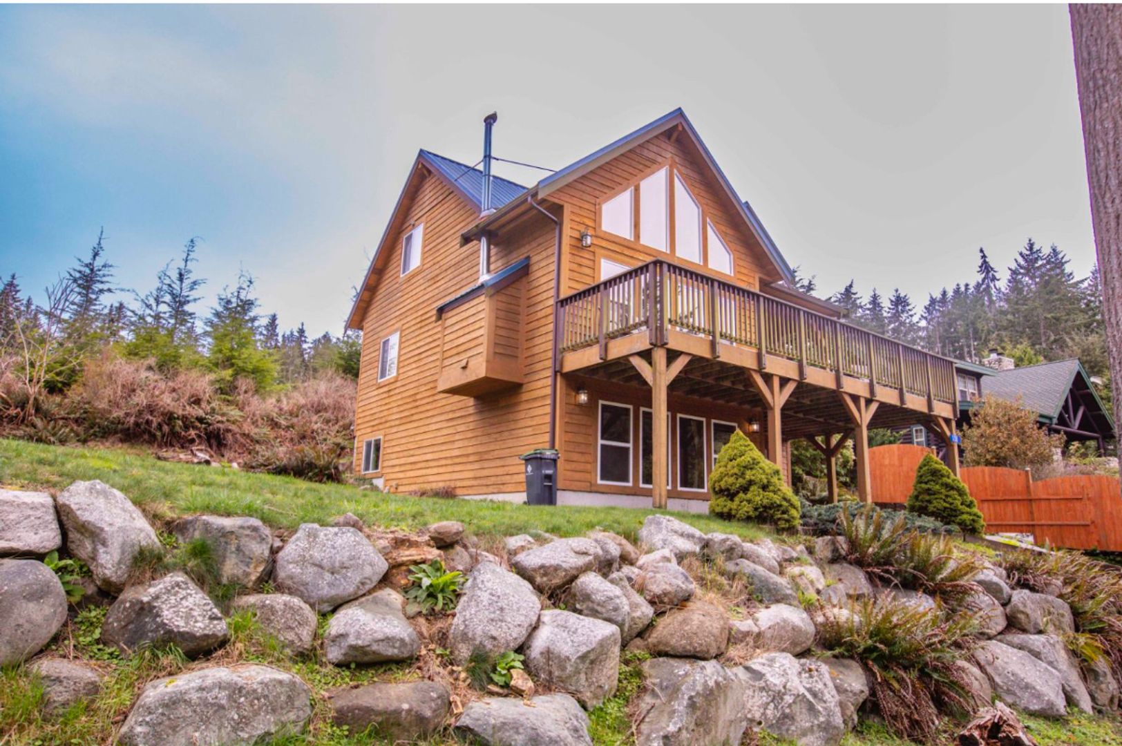 Lovely Home and Property Located on Honeymoon Lake!