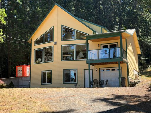 Fully Furnished Apartment and Neat As A Pin!
