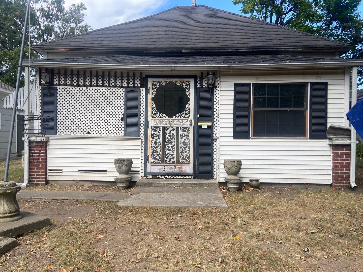 Pittsburg House: 312 W Martin Ave