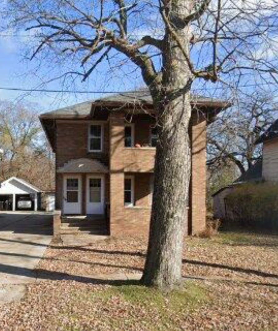 Beloit Apartment: 823 Central Ave