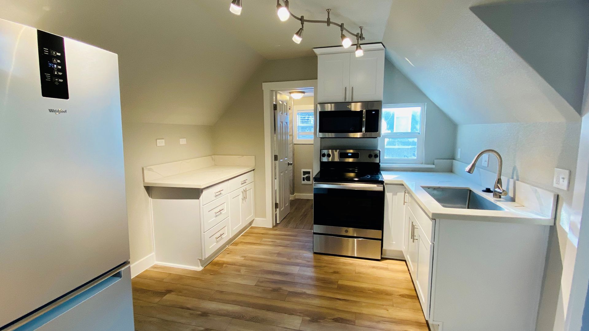 Astoria Apartment: 411 Bond