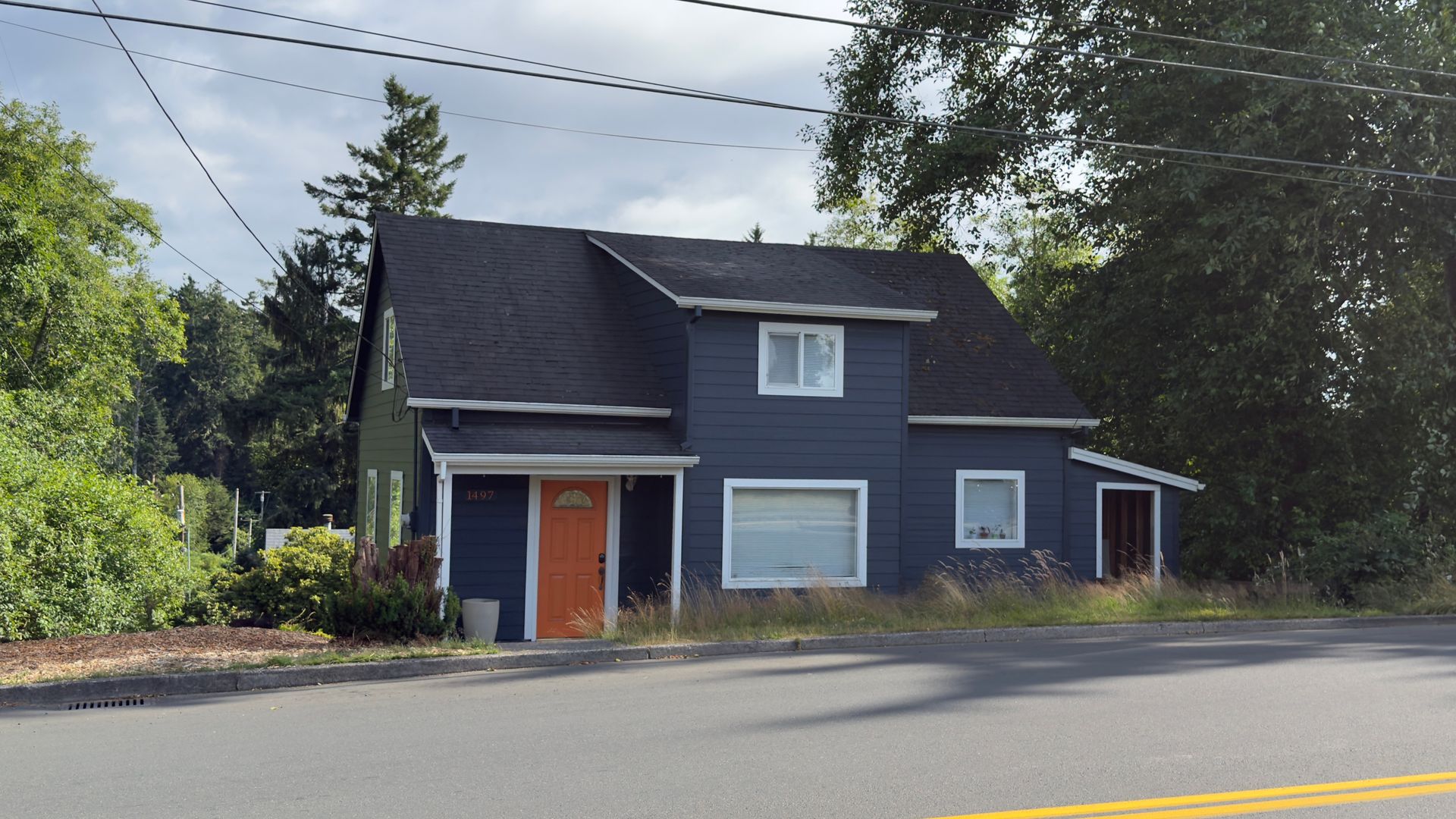 Astoria House: 1497 Niagara Ave