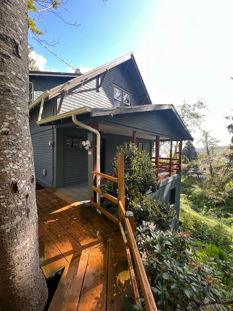 Astoria House: 334 Grand Ave