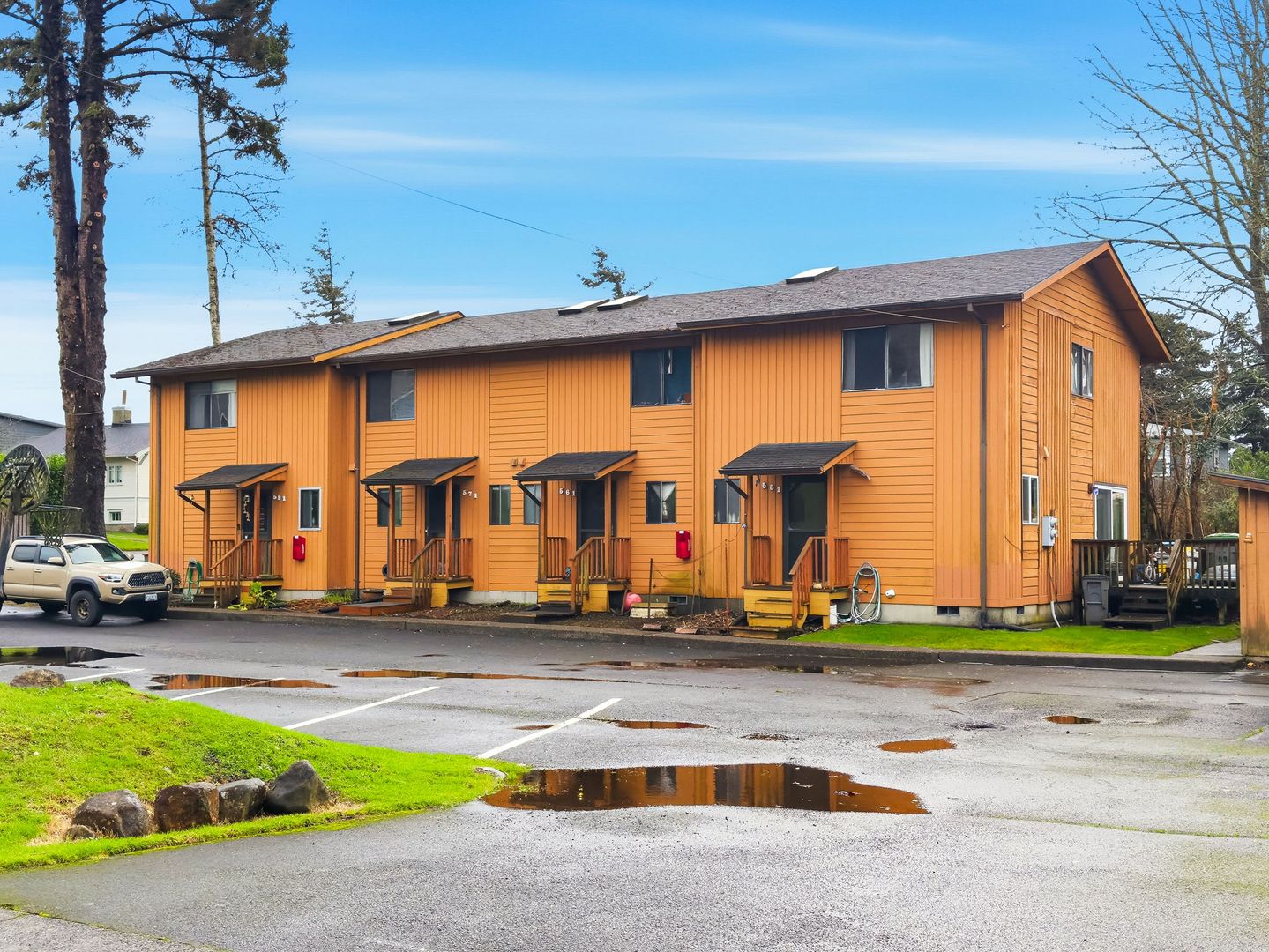 Astoria Apartment: 551, 561, 571, & 581 Nehalem
