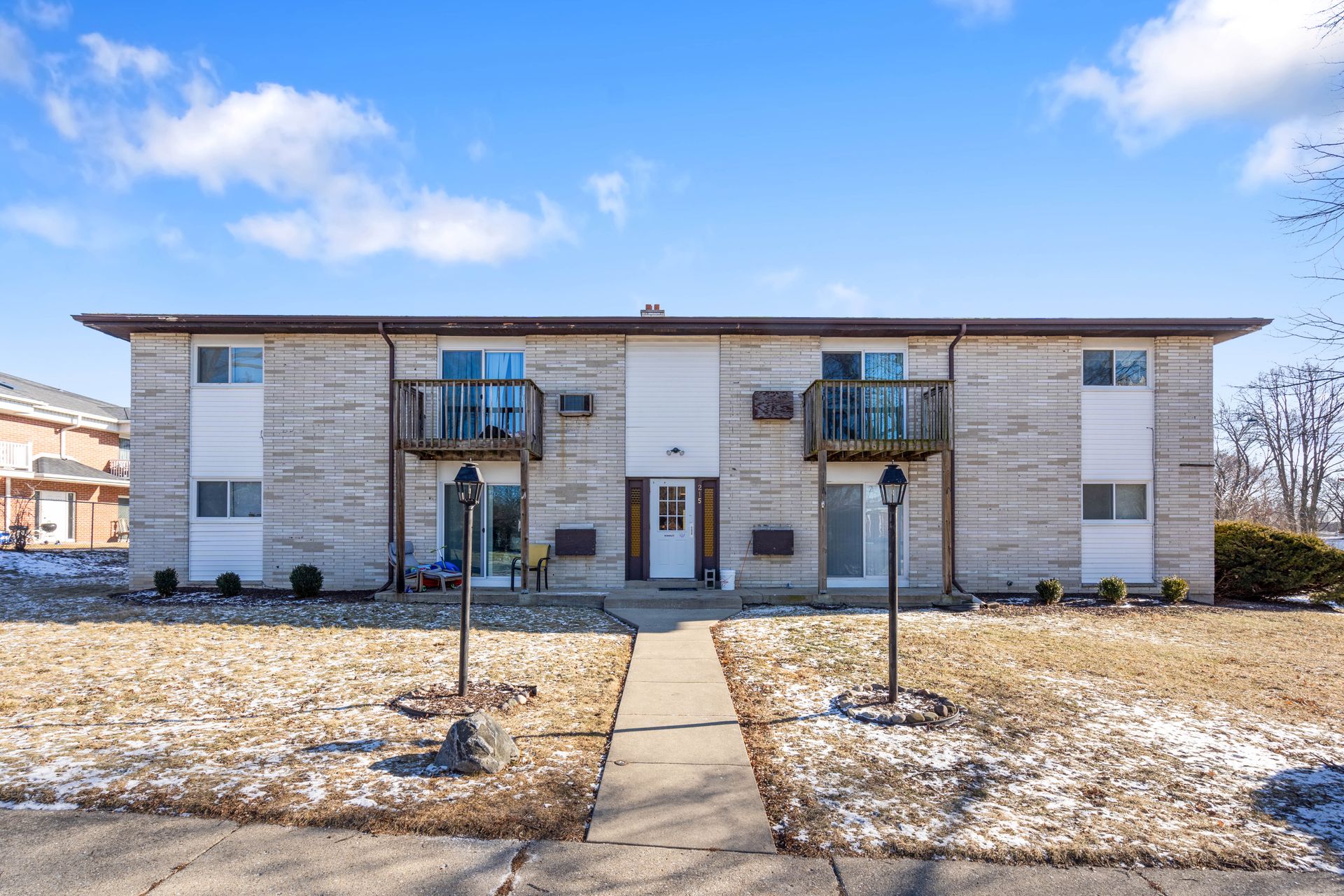 Elkhorn Apartment: 215 Lewis St