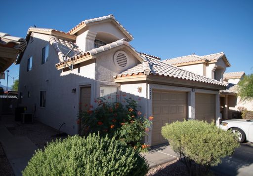 Three bedroom unit with community pool – photo 1