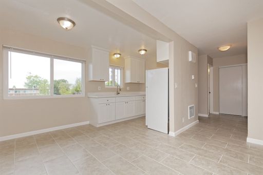 Highland Terrace freshly remodeled 2 bedroom apartment, available now! – photo 1