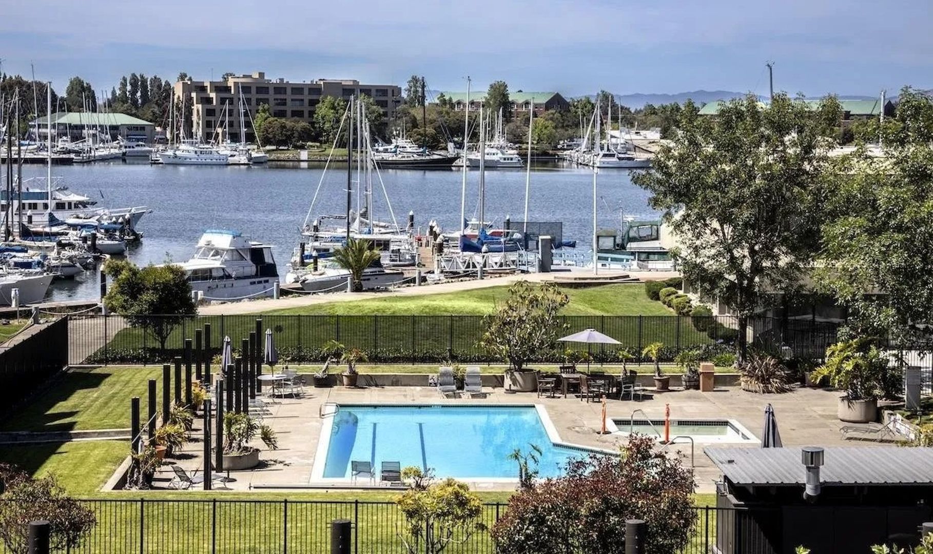 BEAUTIFUL TOP FLOOR  1 BED 1 BATH CONDO W/RESORT FACILITIES! +STORAGE
